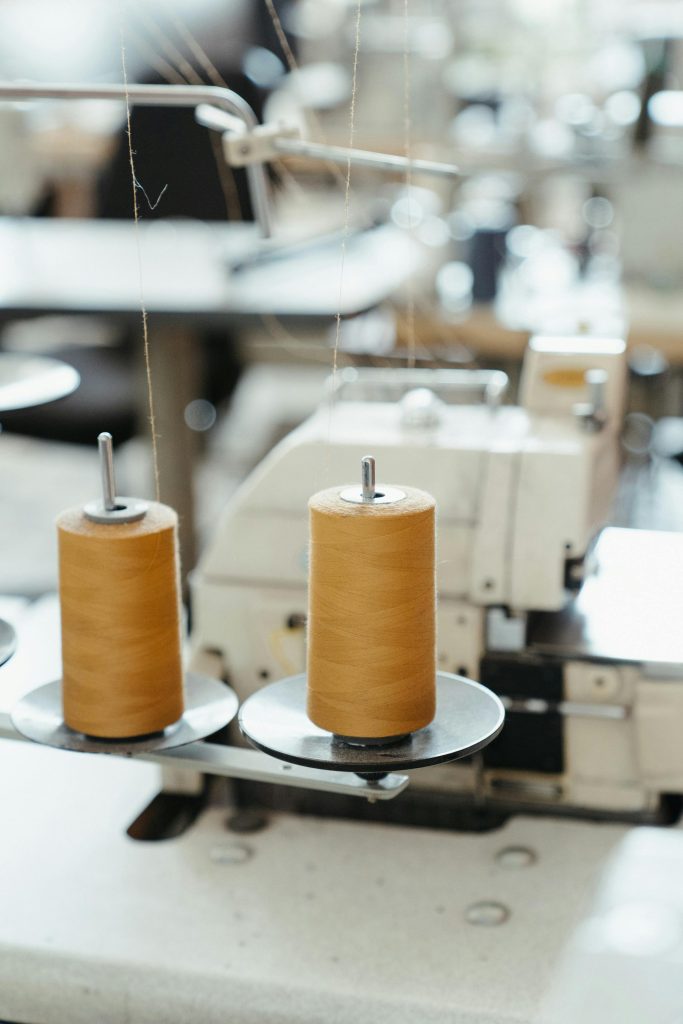Machine à coudre dans un atelier de confection textile au Maroc